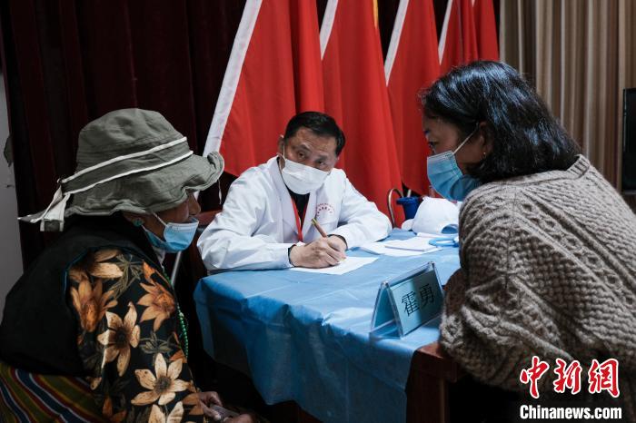 北京大學(xué)第一醫(yī)院教授、主任醫(yī)師霍勇在義診現(xiàn)場(chǎng)接診。　江飛波 攝