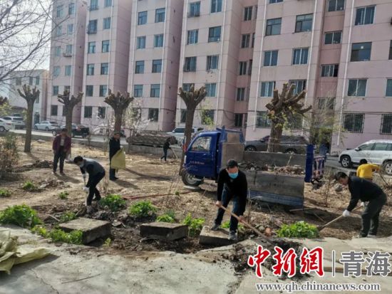 圖為尖扎干部職工生態(tài)建設(shè)和環(huán)境保護(hù)現(xiàn)場。尖宣 供圖