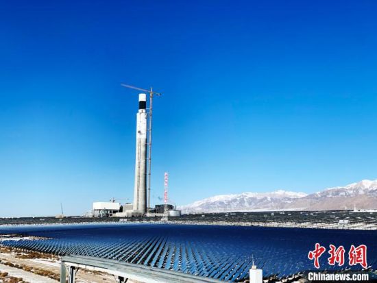 圖為地處柴達(dá)木盆地的光伏電站?！O?！z