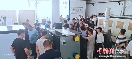 圖為行業(yè)內人員進行項目參觀。 活動主辦方供圖