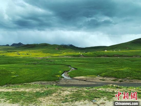 自2005年啟動三江源生態(tài)保護(hù)和建設(shè)工程以來，果洛州共治理黑土灘315.11萬畝，使果洛州生態(tài)環(huán)境15年來得到明顯好轉(zhuǎn)。　孫睿 攝