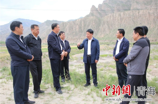 圖為黃南州有關(guān)領(lǐng)導(dǎo)現(xiàn)場(chǎng)踏勘、督導(dǎo)生態(tài)環(huán)保責(zé)任落實(shí)情況現(xiàn)場(chǎng)。黃宣攝