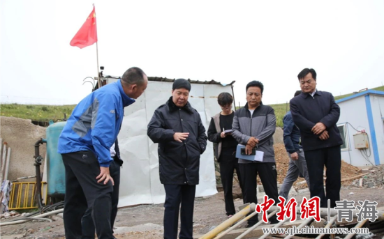 圖為黃南州有關(guān)領(lǐng)導(dǎo)現(xiàn)場(chǎng)踏勘、督導(dǎo)生態(tài)環(huán)保責(zé)任落實(shí)情況現(xiàn)場(chǎng)。黃宣攝