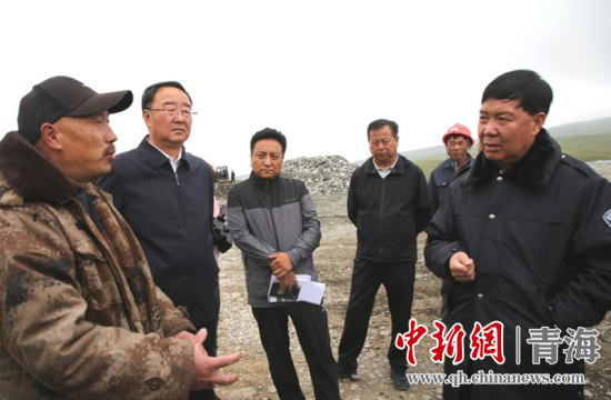 圖為黃南州有關(guān)領(lǐng)導(dǎo)現(xiàn)場(chǎng)踏勘、督導(dǎo)生態(tài)環(huán)保責(zé)任落實(shí)情況現(xiàn)場(chǎng)。黃宣攝