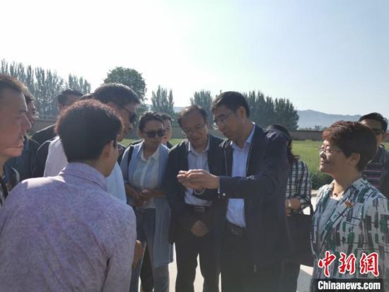 圖為杜德志在基層調研。受訪者供圖