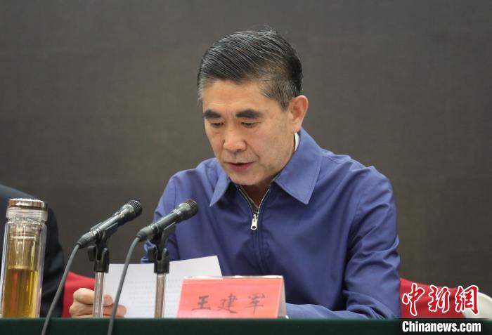 圖為青海省委書(shū)記王建軍出席會(huì)議并作講話。　張?zhí)砀?攝