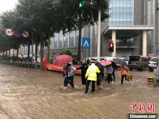 8月28日，青海省東部出現(xiàn)強降水天氣過程，其中西寧地區(qū)出現(xiàn)入汛以來雨量最大、強度最大的強降水過程。西寧交警供圖