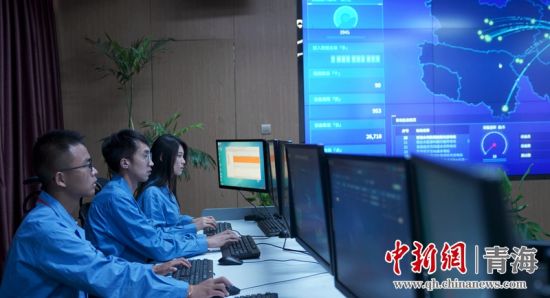 圖為國(guó)網(wǎng)青海電力大數(shù)據(jù)中心工作人員正在監(jiān)控綠電相關(guān)數(shù)據(jù)。王國(guó)棟攝