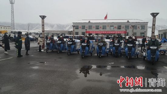 圖為環(huán)衛(wèi)設(shè)施集中發(fā)放儀式現(xiàn)場(chǎng)。甘恩超 攝