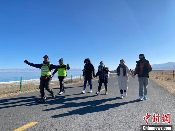 圖為徒步現(xiàn)場?！±罱瓕?攝