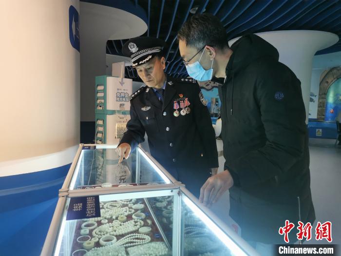 圖為森林警察為游客講解查獲這些象牙制品過程中發(fā)生的真實故事?！∥乃碱?攝