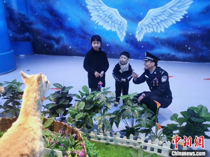 圖為森林警察為小朋友科普野生動物保護知識?！∥乃碱?攝