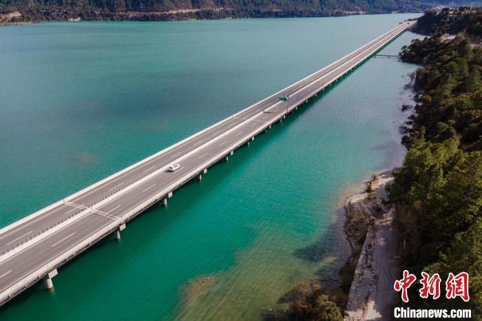 資料圖為西藏拉薩至林芝高等級公路多布湖風(fēng)光?！〗w波 攝