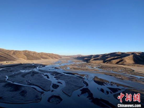 圖為三江源腹地，黃河流經(jīng)達日縣。（資料圖） 孫睿 攝 　　