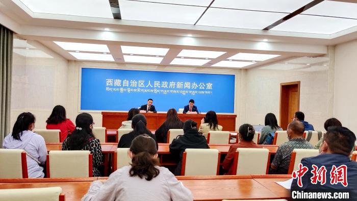 圖為西藏阿里地區(qū)在拉薩召開新聞發(fā)布會，發(fā)布西藏和平解放70年來阿里地區(qū)經(jīng)濟(jì)社會發(fā)展成就。　貢桑拉姆 攝