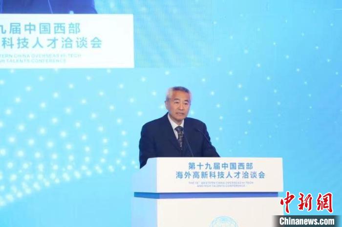 全國政協(xié)副主席、九三學社中央常務副主席邵鴻出席論壇并致辭。　四川省委統(tǒng)戰(zhàn)部供圖