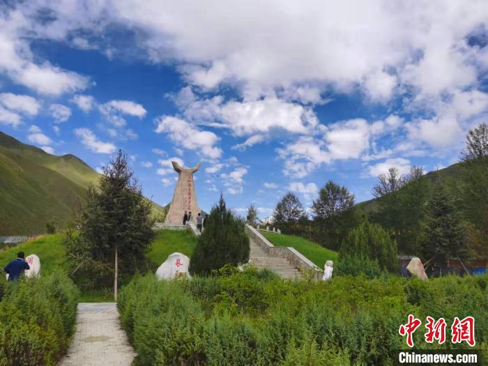 圖為三江源自然保護(hù)區(qū)紀(jì)念碑。　青海省文化和旅游廳供圖
