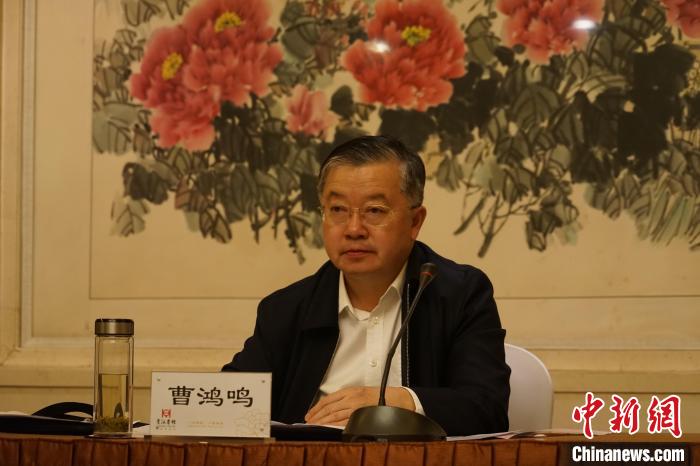 圖為全國(guó)人大常委會(huì)委員、全國(guó)人大華僑委員會(huì)副主任委員、致公黨中央副主席曹鴻鳴講話?！∨擞隄?攝