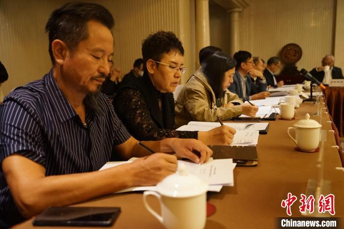 圖為座談會(huì)現(xiàn)場(chǎng)?！∨擞隄?攝