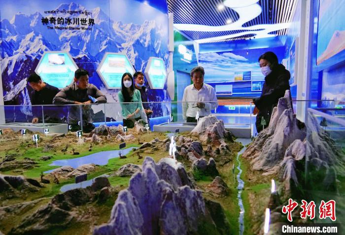 圖為中外嘉賓在玉樹州博物館內參觀?！●R銘言 攝