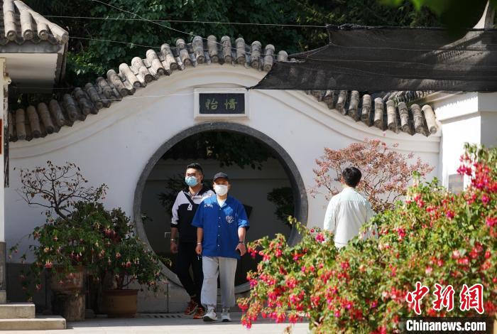 圖為市民在西寧園林植物園內(nèi)觀花賞景?！●R銘言 攝