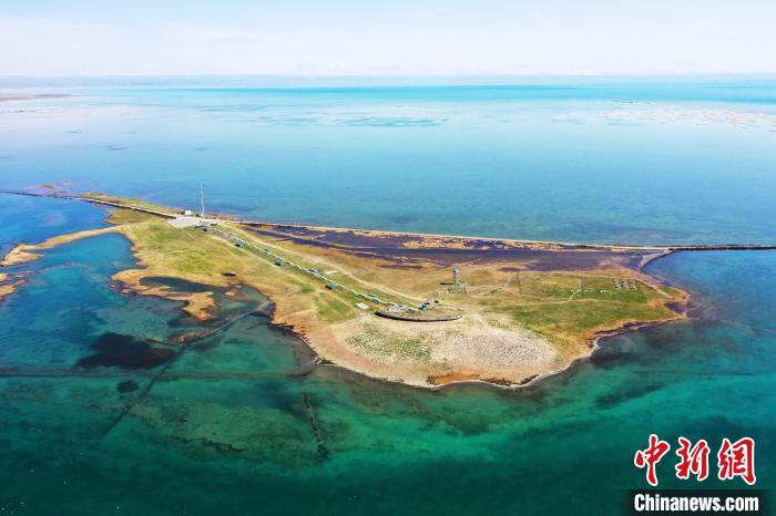 圖為無人機航拍青海湖?！≮w海梅 攝