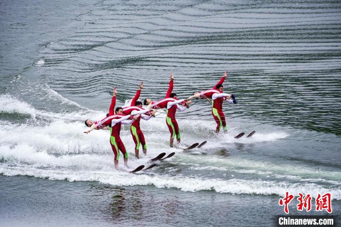 捕魚節(jié)上的水上表演?！≈鬓k方供圖