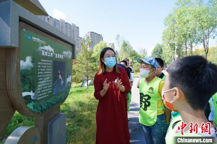 圖為小朋友在青海西寧湟水國家濕地公園內(nèi)學習濕地知識?！●R銘言 攝