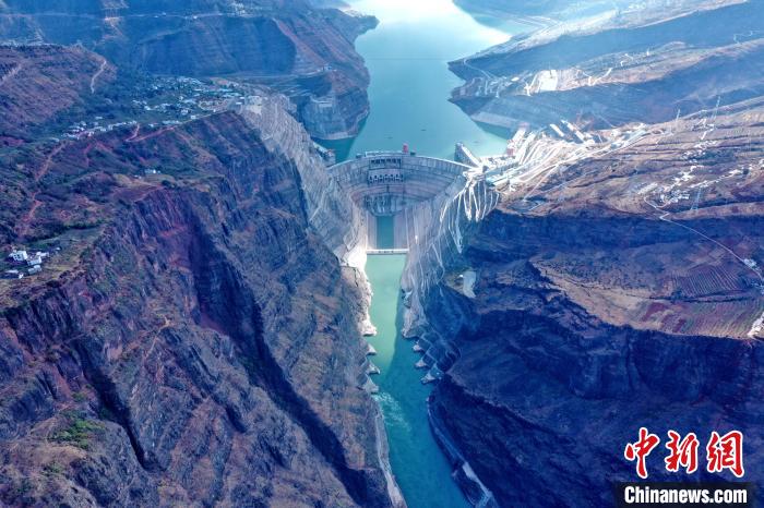 圖為白鶴灘水電站大壩全景圖?！∷娝木止﹫D