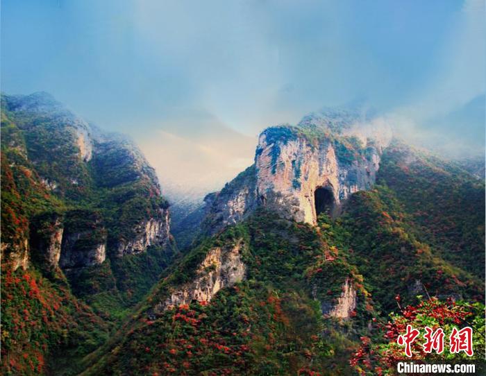 萬(wàn)源魚泉地標(biāo)?！≈炱桨?攝