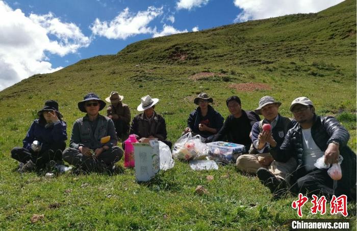 科研團(tuán)隊(duì)在熱魯盆地工作合影?！≈锌圃呵嗖馗咴?供圖