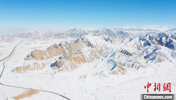 圖為無人機航拍高原雪景?！《继m縣融媒體中心供圖