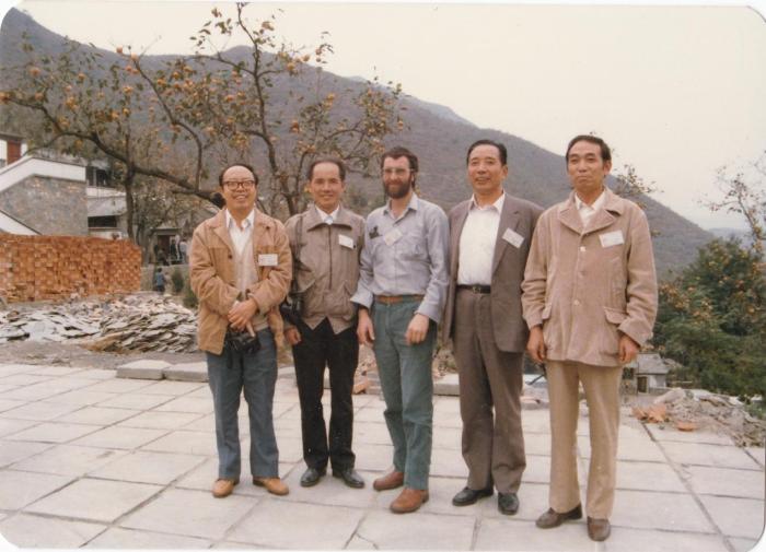 1987年早期脊椎動(dòng)物國(guó)際研討會(huì)在中國(guó)舉行，劉玉海先生(右一)與中外同行專家合影?！avin Young(澳大利亞) 供圖