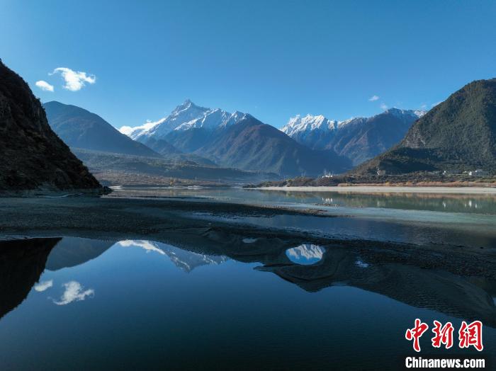 西藏林芝雅魯藏布江和遠(yuǎn)處的雪山。　董志雄 攝