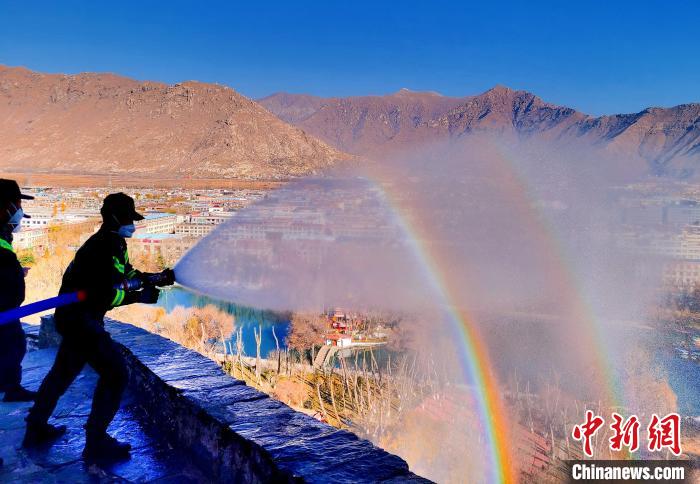 12月6日，布達(dá)拉宮消防救援大隊(duì)在布達(dá)拉宮山體林草區(qū)域開展?jié)窕ぷ?。　劉?攝