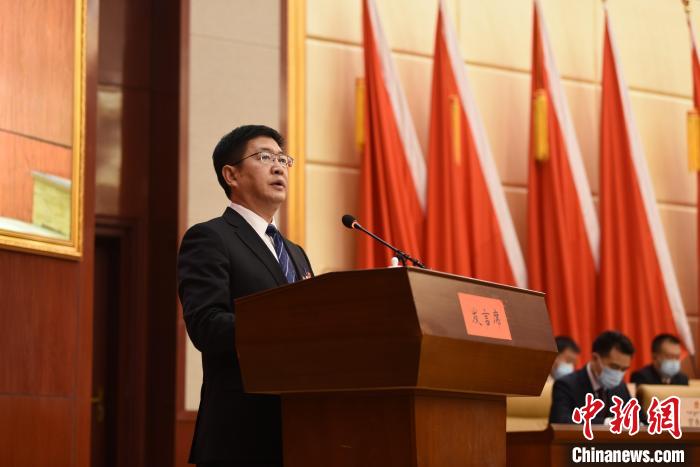 圖為青海省果洛州人民政府州長葉萬彬作政府工作報(bào)告?！　《嘟馨盒?攝