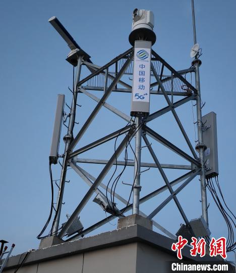 資料圖為建在龍羊峽湖區(qū)內(nèi)的5G基站。　青海移動(dòng)海南分公司供圖
