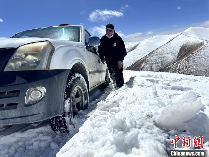 圖為生態(tài)管護(hù)人員準(zhǔn)備在雪地推車。　丁巴達(dá)杰 攝