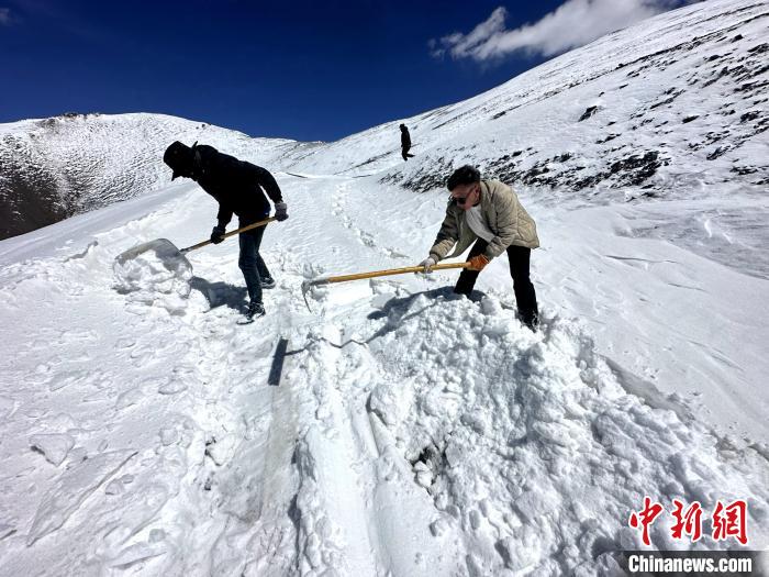圖為生態(tài)管護(hù)人員在巡護(hù)道路上清雪?！《“瓦_(dá)杰 攝