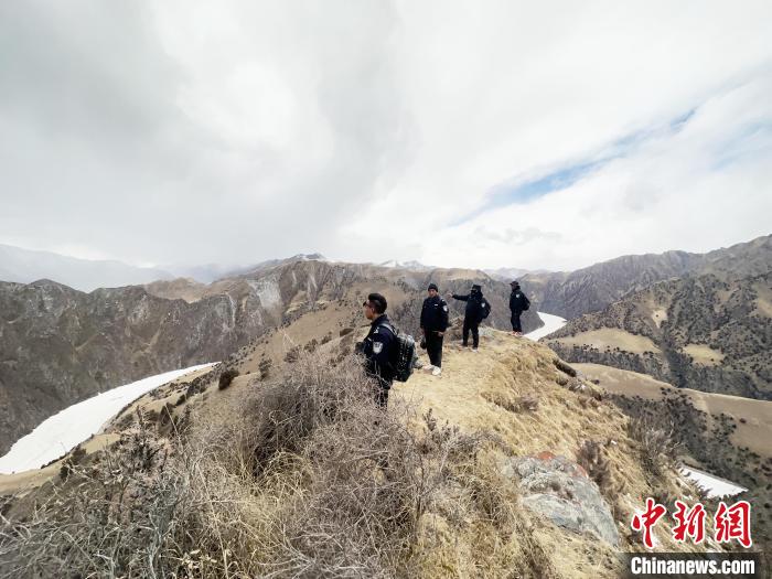 圖為曲麻萊縣崗當(dāng)村的生態(tài)管護(hù)人員開展巡護(hù)?！《“瓦_(dá)杰 攝