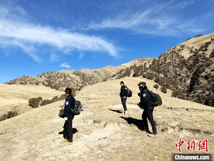 圖為生態(tài)管護(hù)人員開展巡護(hù)。　丁巴達(dá)杰 攝