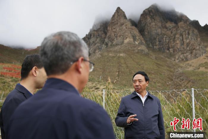 圖為西藏自治區(qū)人大常委會副主任、拉薩南北山綠化指揮部副總指揮江白(右)。　貢確 攝
