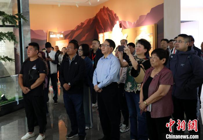 圖為臺商參訪祁連山國家公園生態(tài)科普館?！⊙Φ?攝