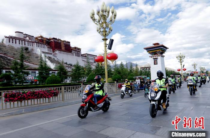 圖為2023年極地G219集結(jié)賽暨金卡納場地賽選手途經(jīng)拉薩布達(dá)拉宮?！∮文恋厍蚬﹫D