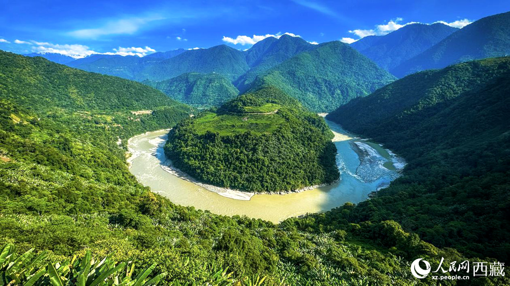 風(fēng)景秀麗、植被繁茂的西藏林芝市墨脫縣果果塘大拐彎。人民網(wǎng)記者 次仁羅布攝