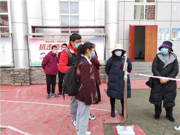 圖片默認標題_fororder_1、學生排隊進入校園-攝影-左斌