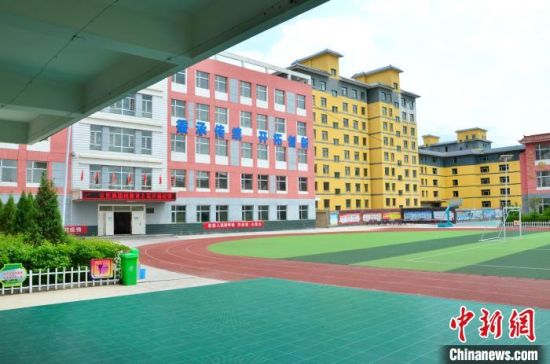圖為化隆縣第一小學(xué)?！◆?shù)り枴z