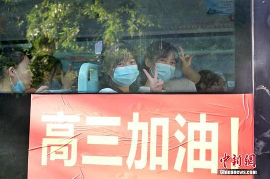 資料圖：2020年7月，廣西南寧沛鴻民族中學內(nèi)，高三學生乘坐高考專車前往考點。 中新社記者 俞靖 攝
