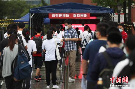 資料圖：2020年7月，上海考生步入高考考場(chǎng)。張亨偉 攝