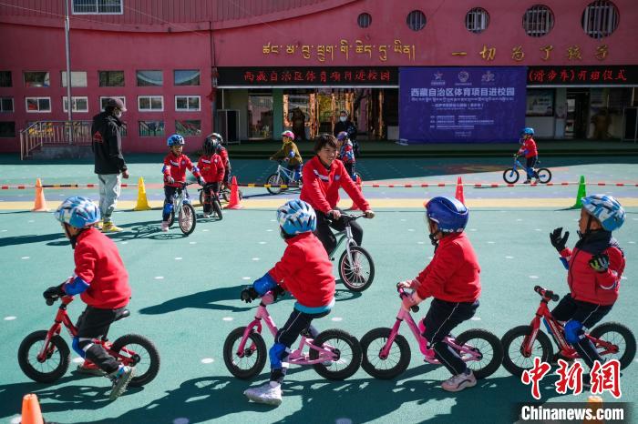 圖為拉薩市實驗幼兒園孩子們正在練習(xí)滑步車。　何蓬磊 攝